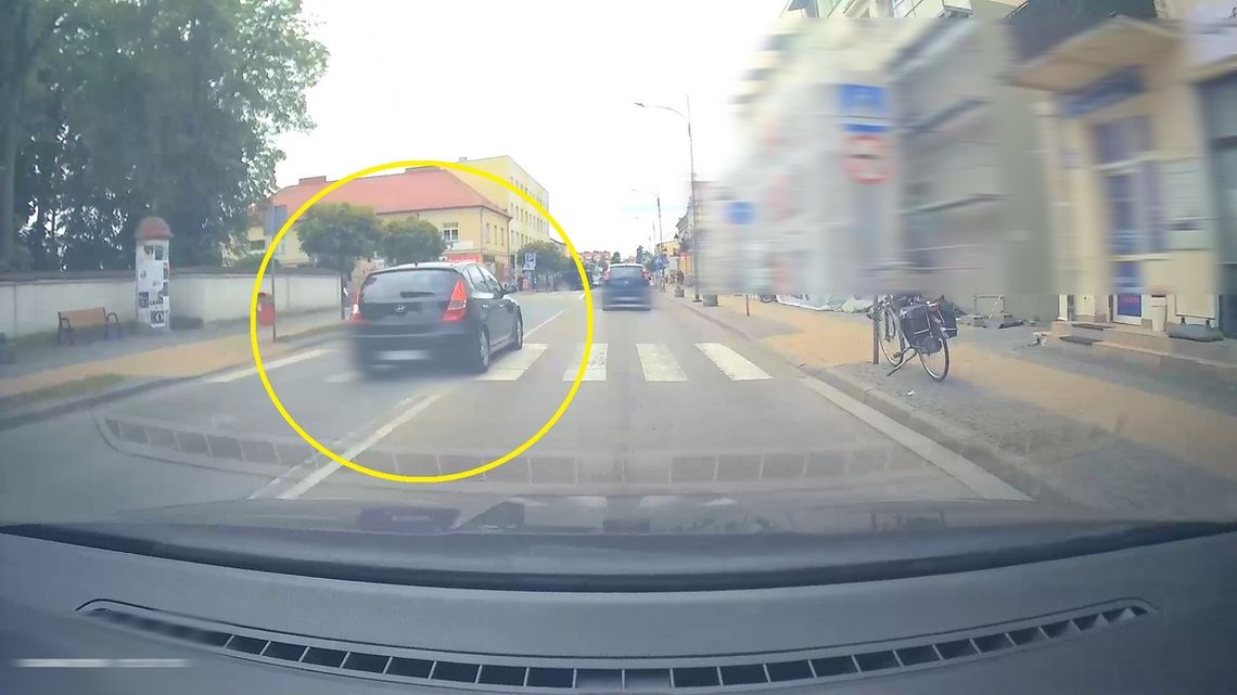 Niedawno zrobił prawo jazdy, a teraz taki numer. Policjanci dostali nagrania z jego wyczynem. Dostał 31 punktów karnych