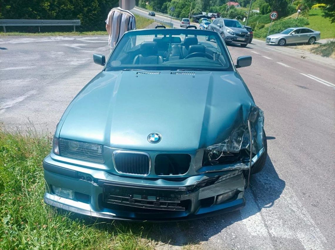 Niedzielna przejażdżka zakończona kolizją dwóch BMW. Sprawca jechał pijany i na zakazie