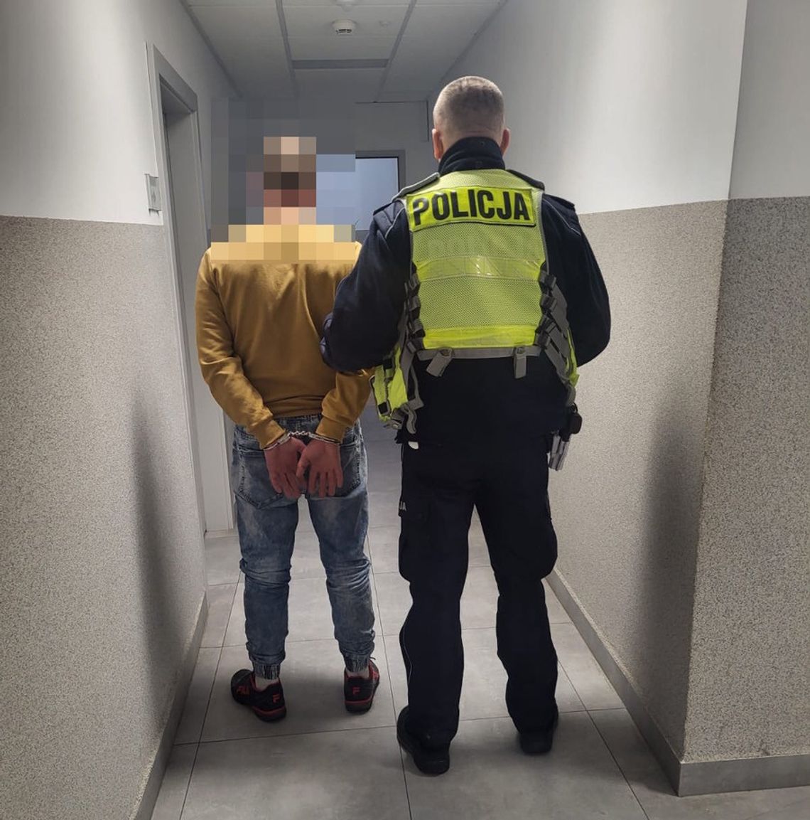 Niefortunny finał imprezy. Leżał na schodach z marihuaną w kieszeni, obudzili go policjanci