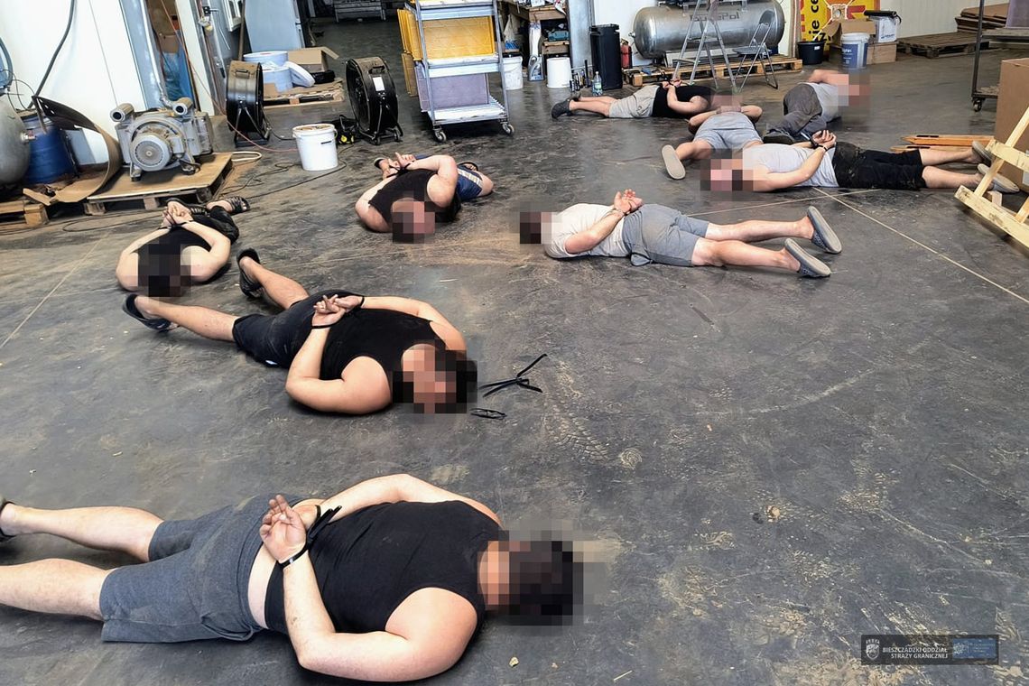 Nielegalne fabryki papierosów w sortowniach owoców. Polskie służby rozbiły gang i zatrzymały 15 osób Nielegalne fabryki papierosów w sortowniach owoców. Polskie służby rozbiły gang i zatrzymały 15 osób