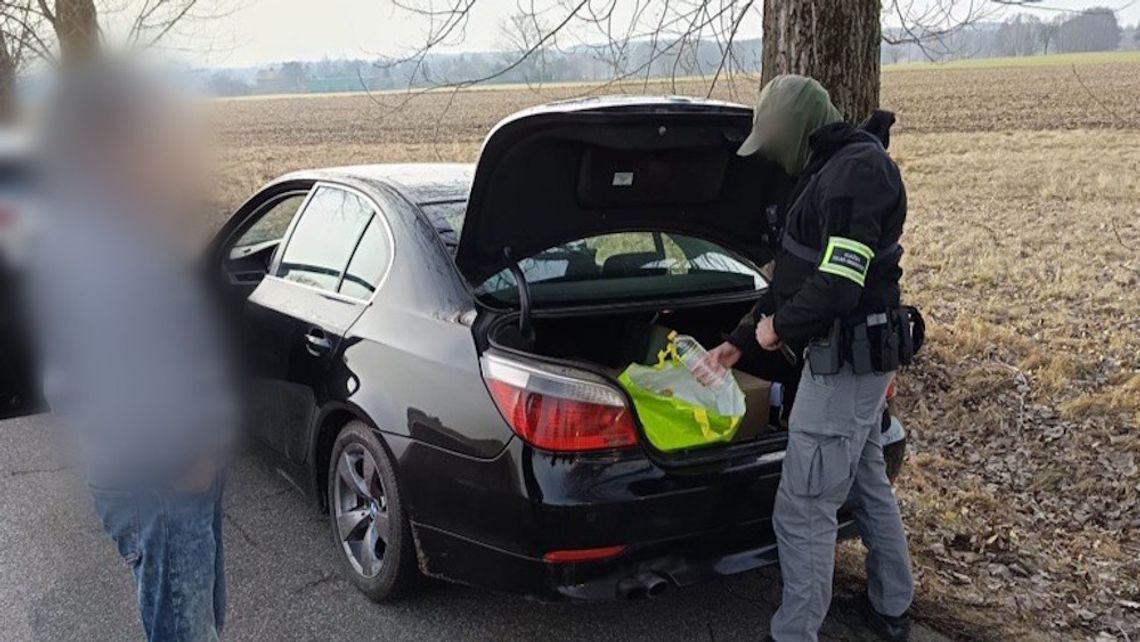 Nielegalny alkohol w butelkach po środku do dezynfekcji. Przejęto ponad 400 litrów towaru