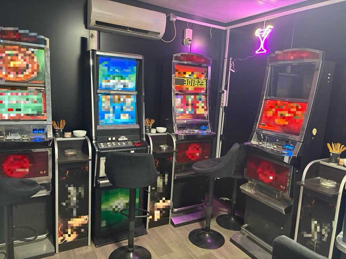 Nielegalny hazard i narkotyki w kontenerze. Policjanci zlikwidowali salon gier i zatrzymali 42-latka