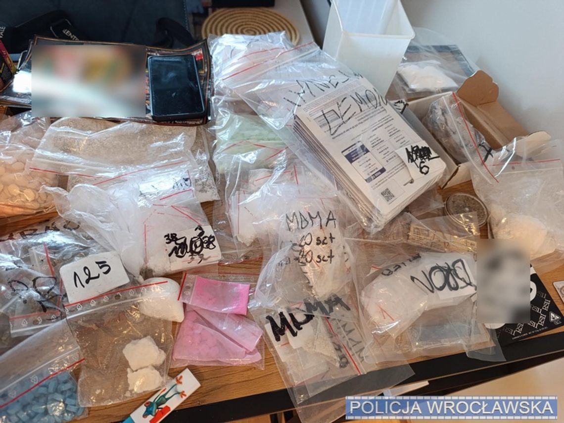 Nielegalny magazyn w mieszkaniu. Policjanci zatrzymali dwóch dilerów i przejęli 6 kg narkotyków Nielegalny magazyn w mieszkaniu. Policjanci zatrzymali dwóch dilerów i przejęli 6 kg narkotyków