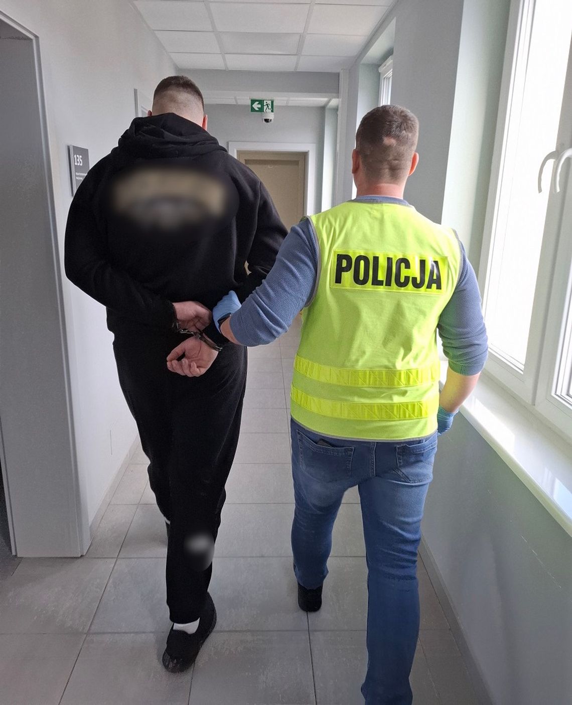 Nielegalny wyścig na S7 zakończony karambolem. 19-latek miał przy sobie fortunę