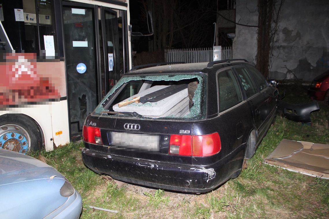 Nieletni wandale zatrzymani po pościgu. Demolowali samochody, najmłodszy ze sprawców ma 13 lat