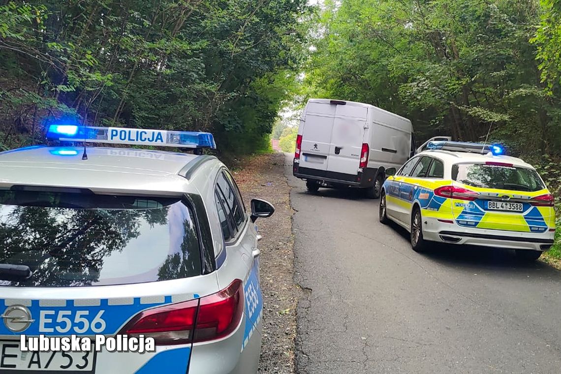 Niemiecka policja wjechała za uciekającym boxerem do Polski, tu do pościgu dołączyła nasza drogówka. Zatrzymali go, gdy nie wyrobił na wiejskiej drodze