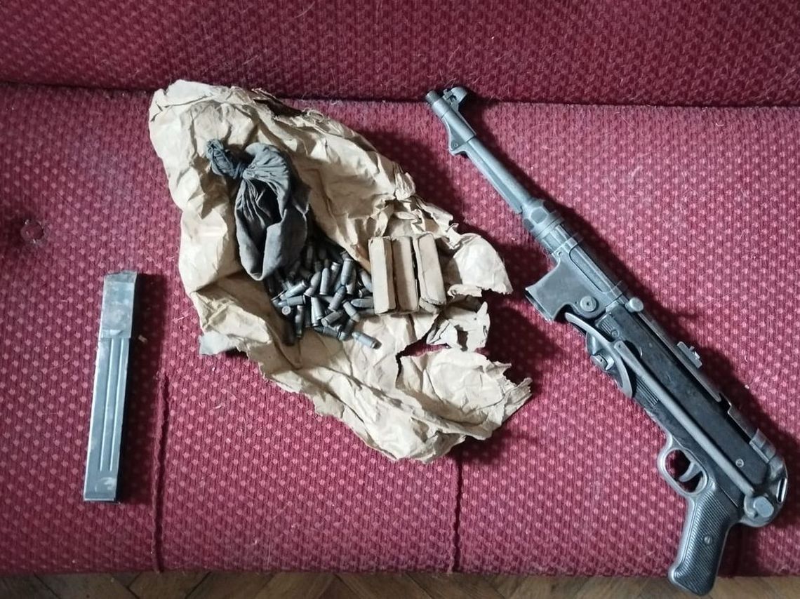 Niemiecki pistolet maszynowy z czasu II wojny światowej znaleziony podczas remontu dachu