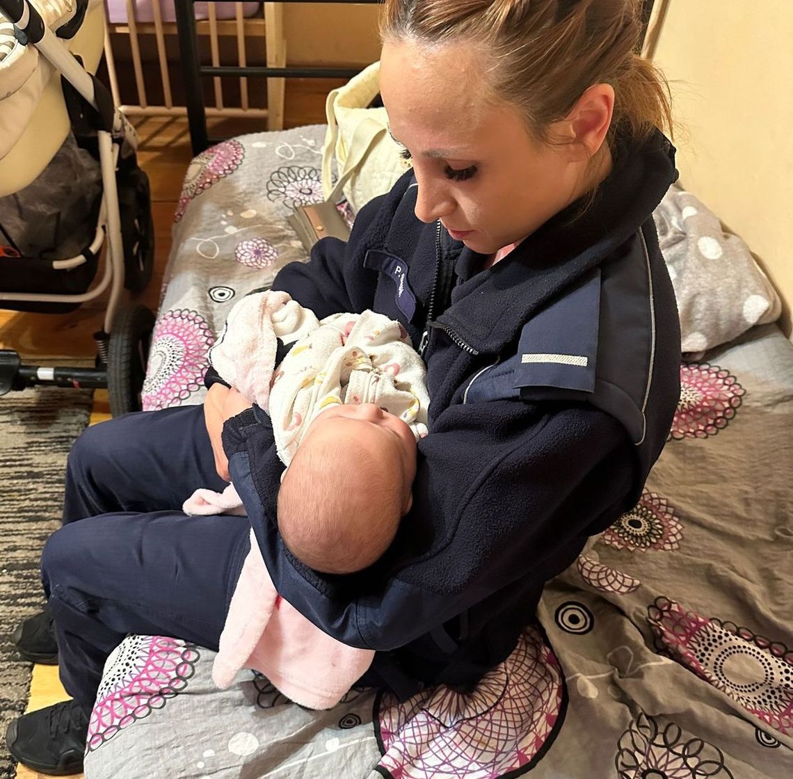 Niemowlę leżało w wózku obok butelek po alkoholu. Policjanci zatrzymali 37-letnią Ukrainkę