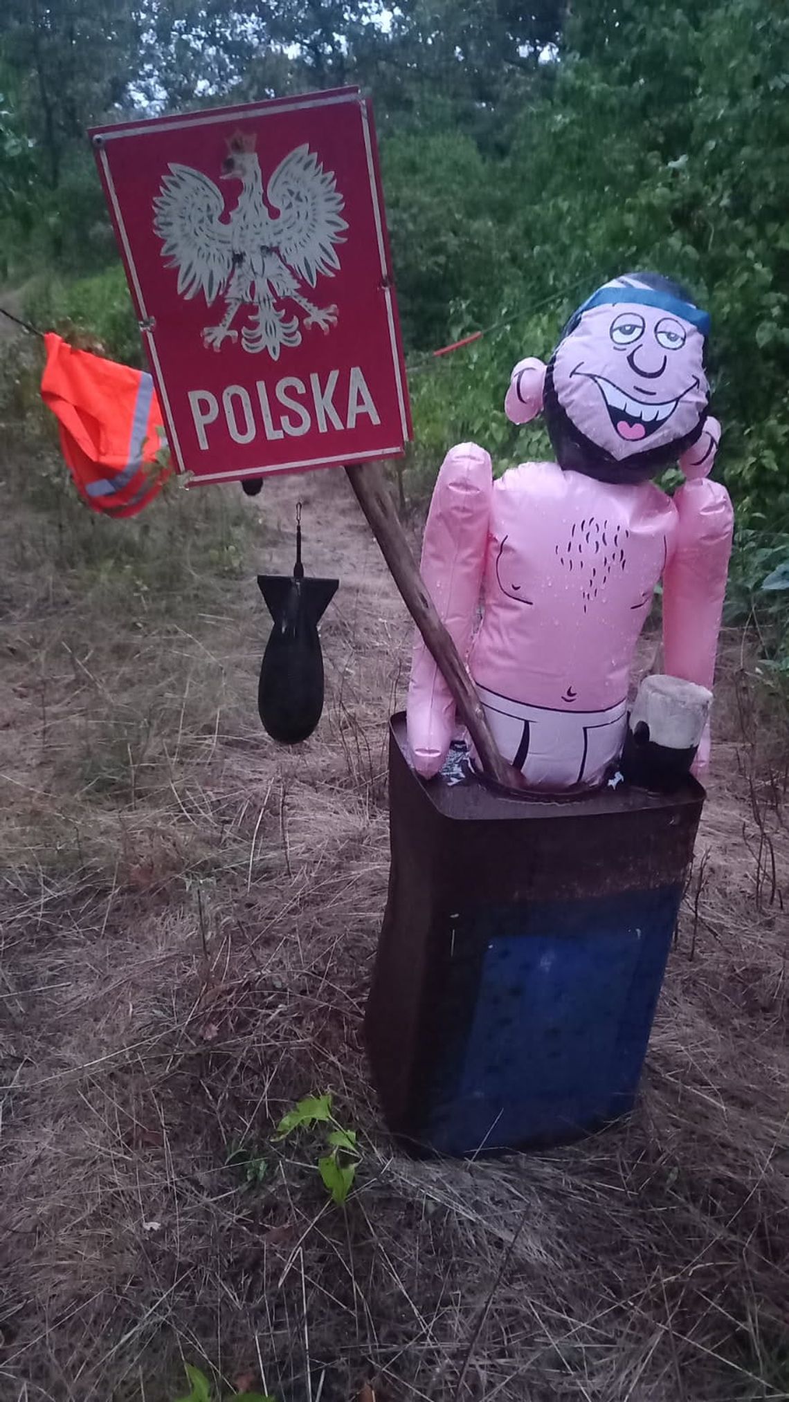 Niepokojące znalezisko na granicy z Niemcami. Ktoś zostawił tam kukłę z atrapą pocisku