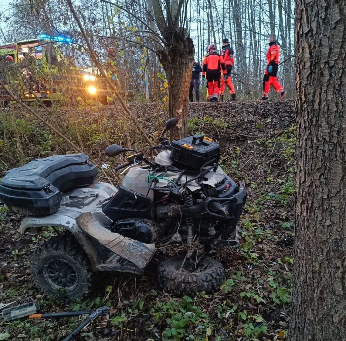 Nieprzytomny mężczyzna leżał obok rozbitego quada. Uderzył w jedno drzewo, a potem w drugie