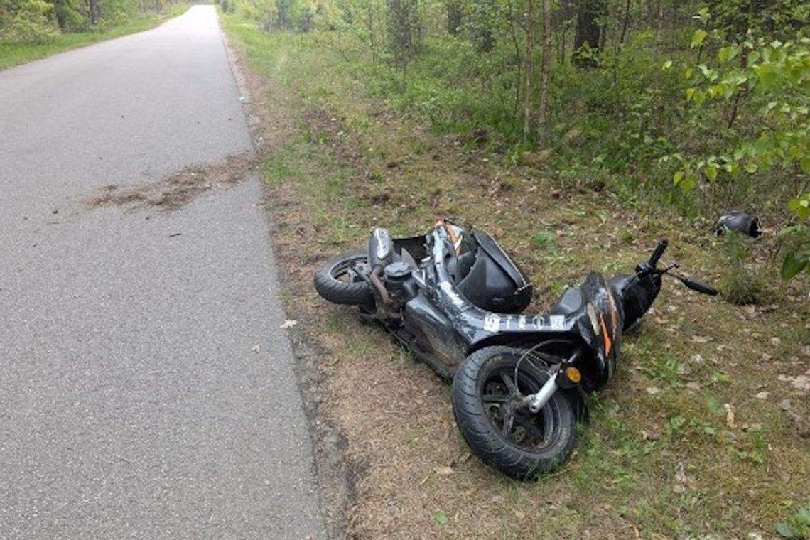 Nieprzytomny mężczyzna na poboczu, obok niego skuter. Finał interwencji zaskoczył policjantów