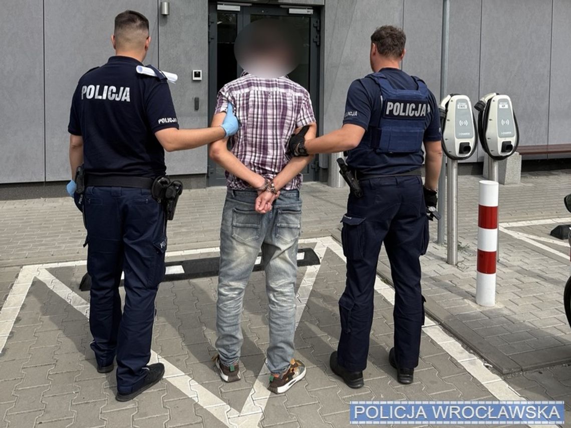 Nieprzytomny Ukrainiec leżał na ulicy. Gdy się ocknął, zaatakował ratowników i zdemolował karetkę Nieprzytomny Ukrainiec leżał na ulicy. Gdy się ocknął, zaatakował ratowników i zdemolował karetkę