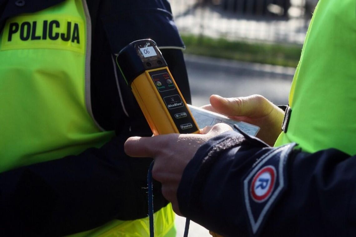 Nietrzeźwy kierowca autobusu przewoził 28 pasażerów. Wpadł podczas rutynowej akcji policji