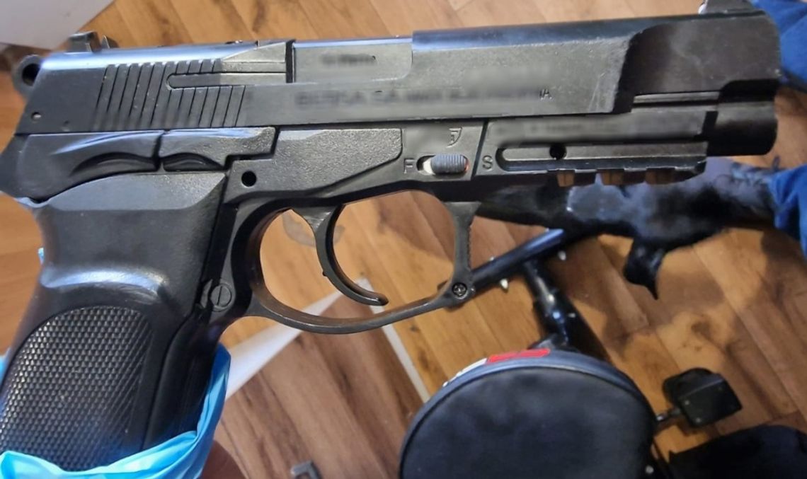 Nietrzeźwy wszczął awanturę. Klient zauważył „broń” za paskiem i zabrał pistolet mężczyźnie Nietrzeźwy wszczął awanturę. Klient zauważył „broń” za paskiem i zabrał pistolet mężczyźnie