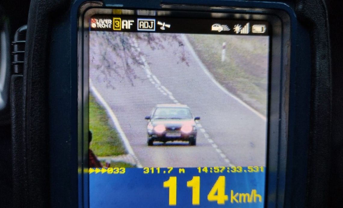 Nissan pędził przez wieś z prędkością 114 km/h. Za kierownicą siedział 87-letni mężczyzna