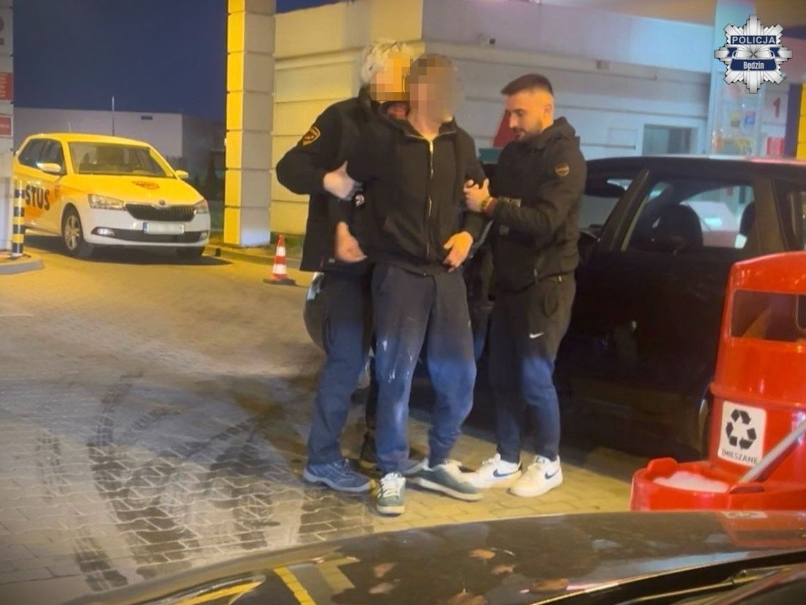 Nissan toczył się sam, a kierowca ledwo stał na nogach. Zareagował policjant po służbie Nissan toczył się sam, a kierowca ledwo stał na nogach. Zareagował policjant po służbie