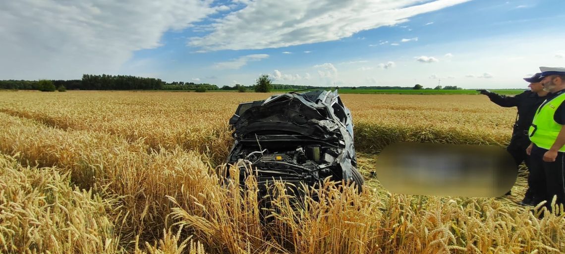 Nissan z czterema młodymi osobami dachował w polu. Zginęli dwaj 18-latkowie, dwie osoby ciężko ranne