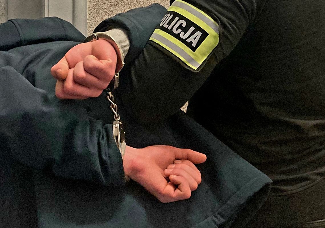 Nocna jazda na autostradzie zakończona za kratami. 42-latek miał ponad 3 promile i był poszukiwany