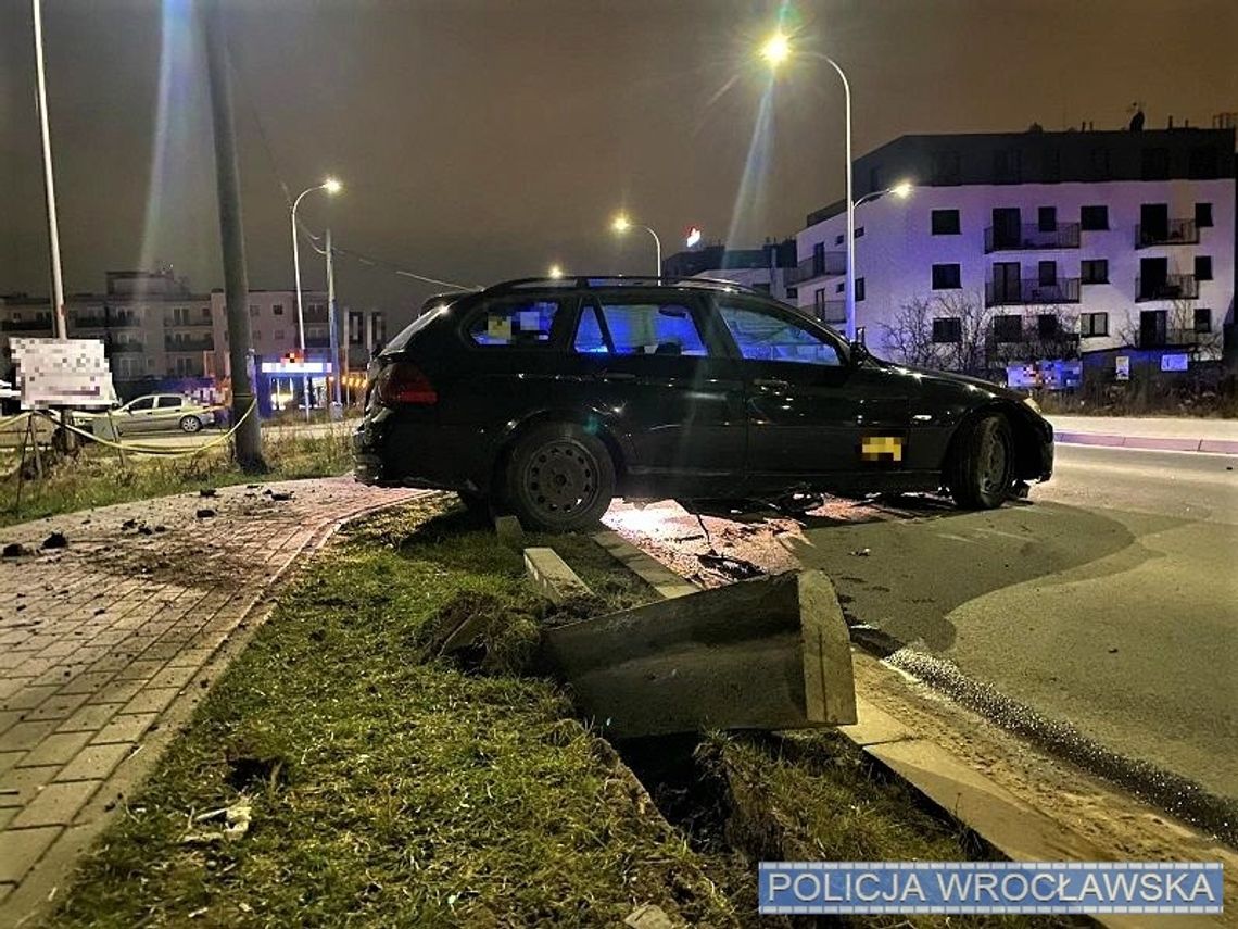 Nocna jazda zakończona kolizją. Kierowca BMW z amfetaminą wypadł z jezdni