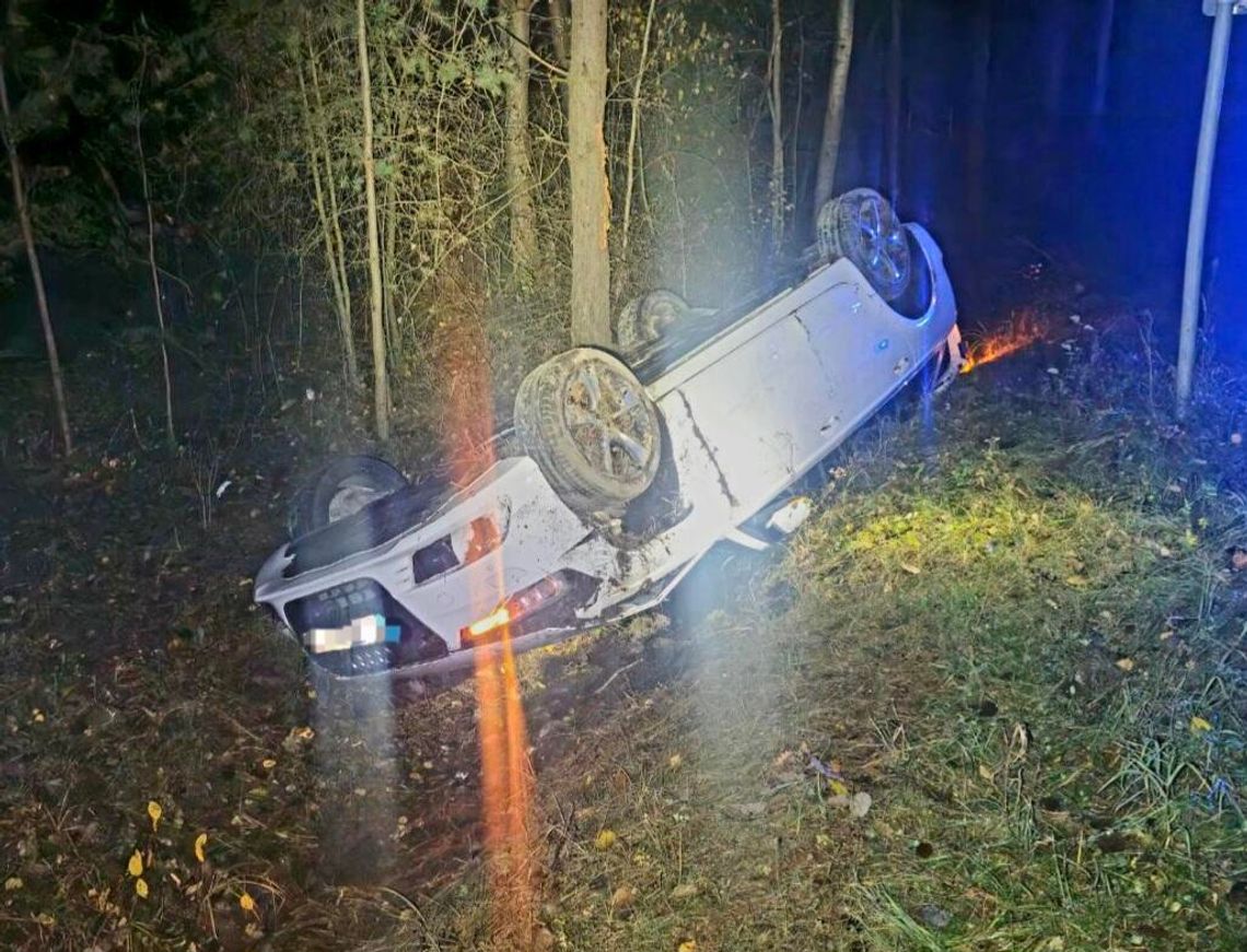 Nocna przejażdżka zakończona dachowaniem w rowie. 30-letni kierowca był pijany Nocna przejażdżka zakończona dachowaniem w rowie. 30-letni kierowca był pijany