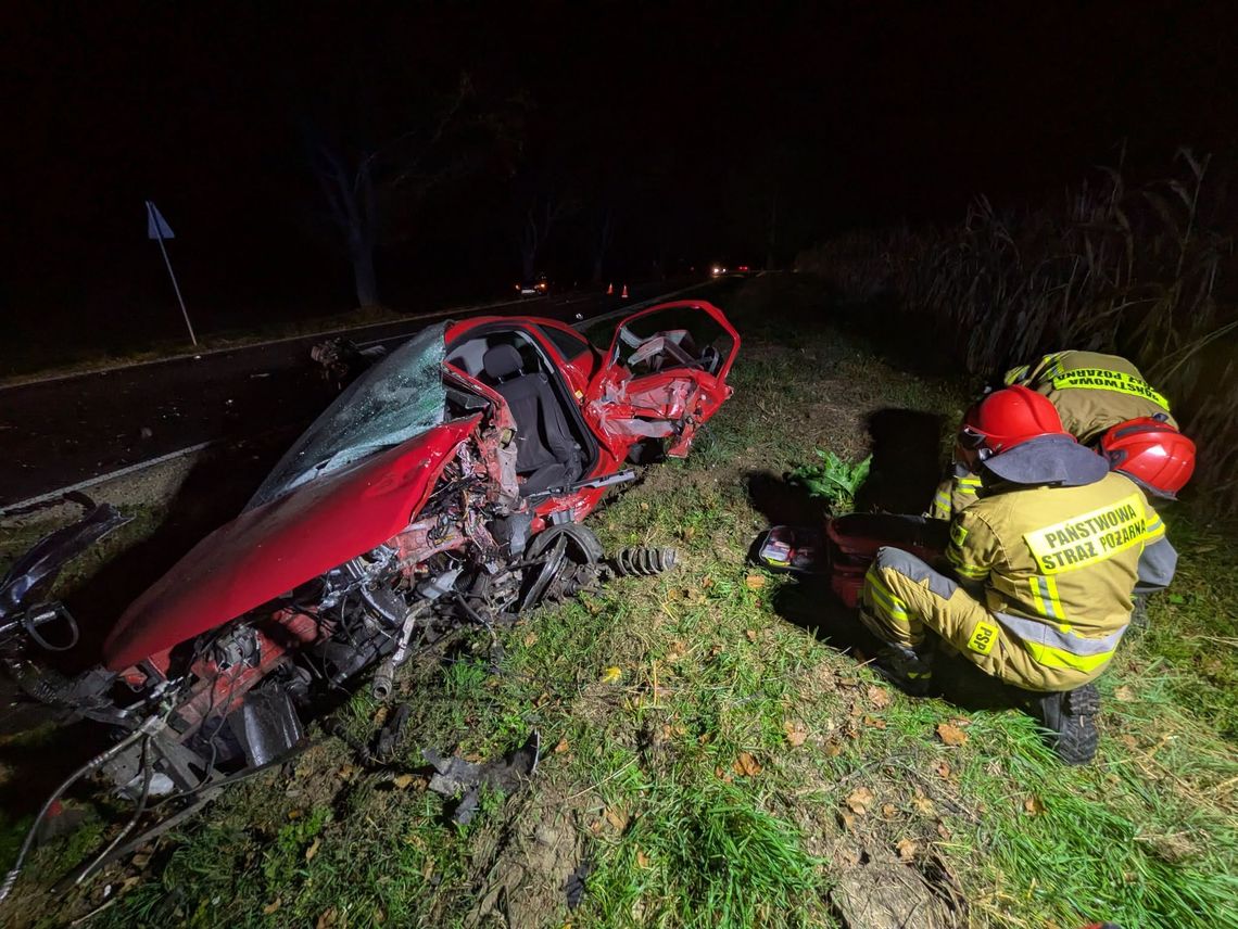 Nocne zderzenie trzech samochodów. Dwie osoby trafiły do szpitala Nocne zderzenie trzech samochodów. Dwie osoby trafiły do szpitala