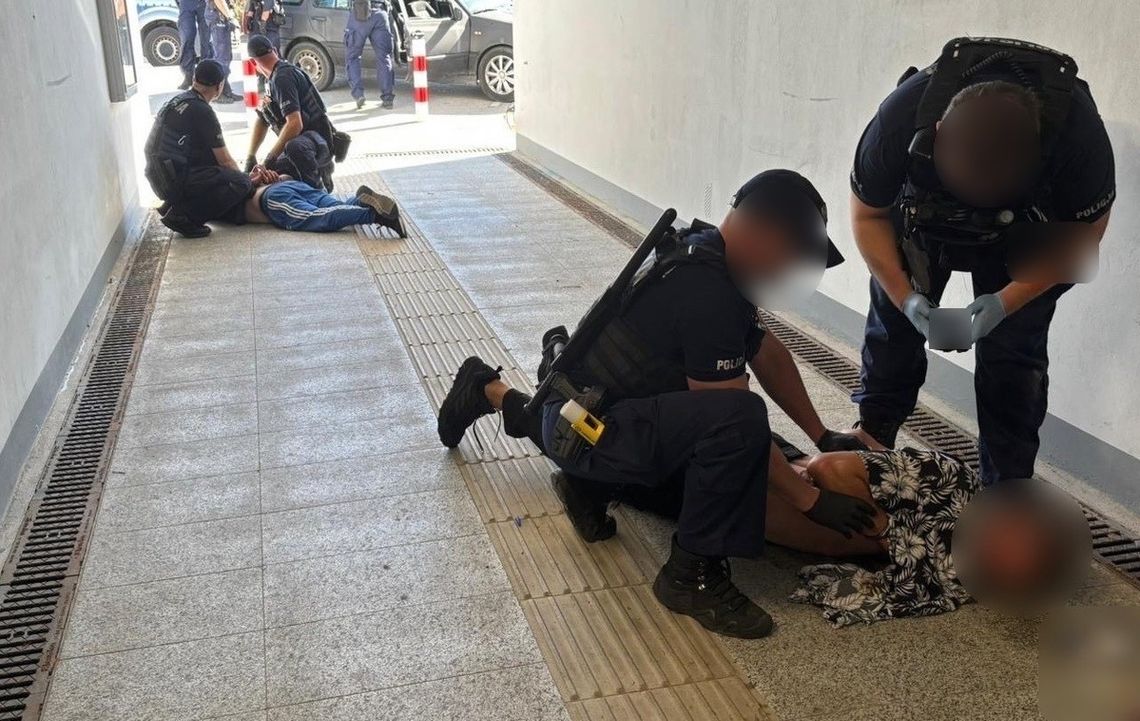 Nocny pościg za volkswagenem. Kierowca na zakazie, pasażer miał przy sobie narkotyki