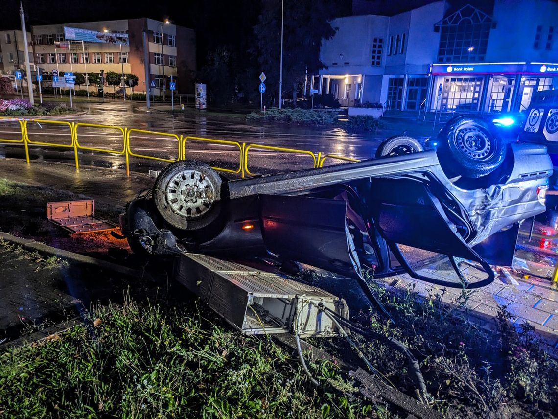 Nocny rajd BMW zakończył się dachowaniem w centrum miasta. 18-latek pijany i bez uprawnień