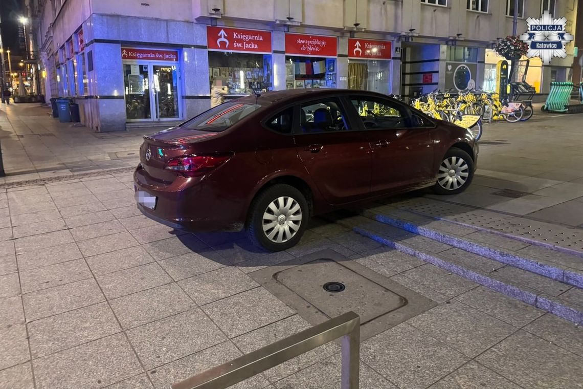 Nocny rajd po Rynku zakończył się na schodach. Kobieta za kierownicą miała ponad 1,5 promila Nocny rajd po Rynku zakończył się na schodach. Kobieta za kierownicą miała ponad 1,5 promila