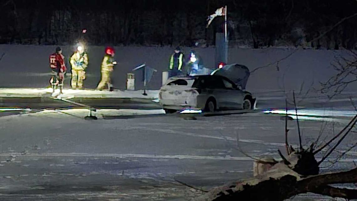Nocny rajd po zamarzniętym jeziorze. Pijany kierowca rozbił auto o pomost do cumowania łodzi