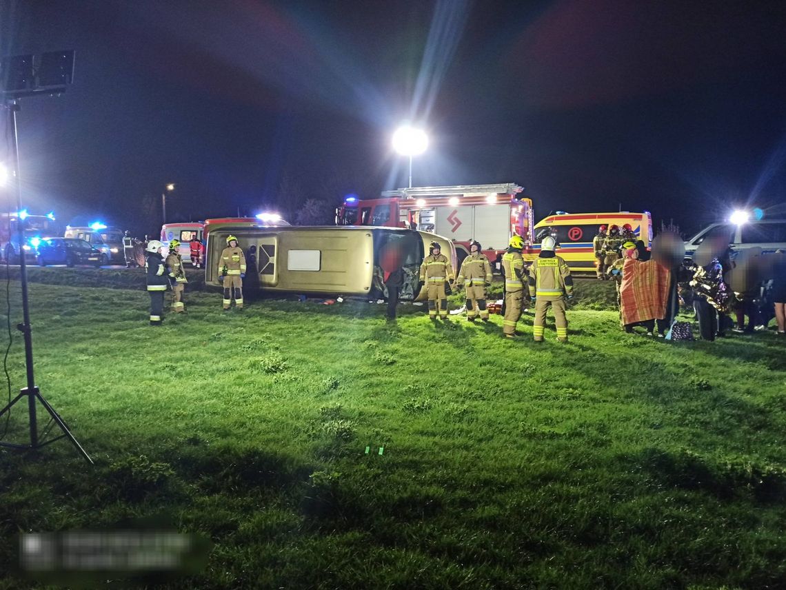 Nocny wypadek minibusa z 16 osobami. Sześć kobiet zostało rannych, lądował śmigłowiec LPR