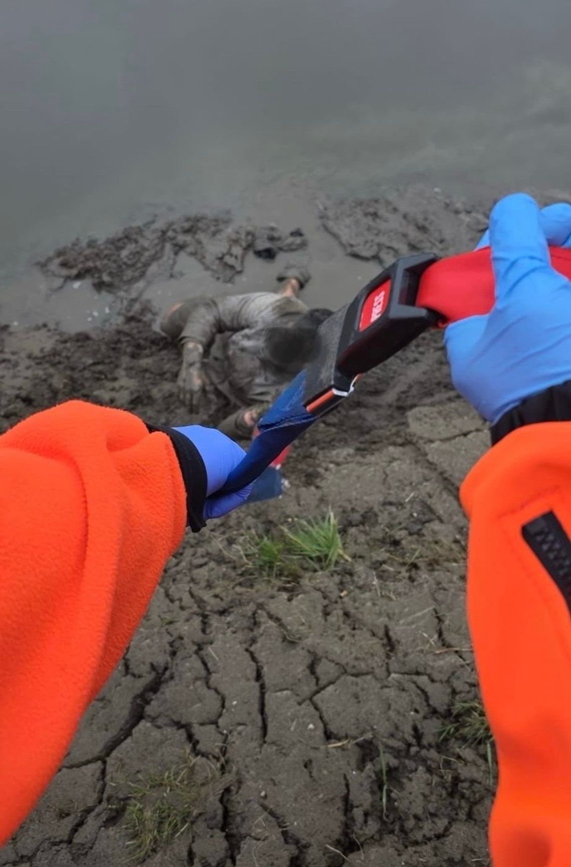 Nocny powrót z baru mógł skończyć się tragicznie. Pijany 26-latek utknął w błocie