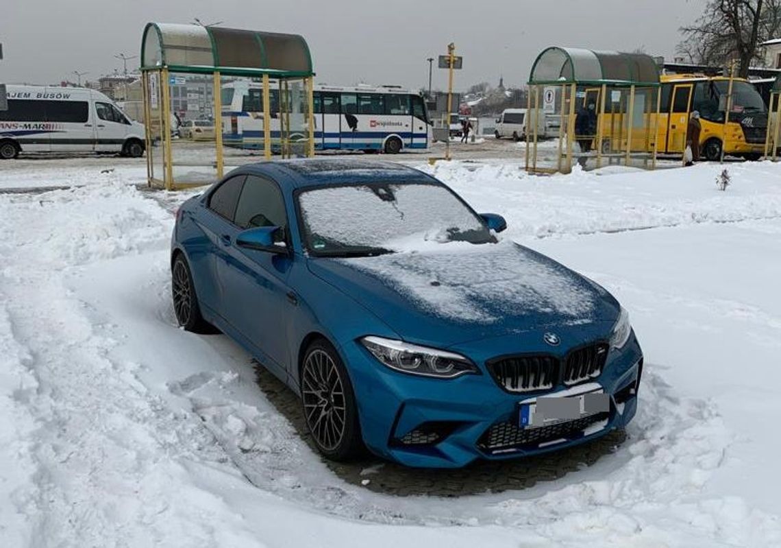 Nowe BMW przez kilka dni stało na dworcu autobusowym, w końcu zainteresowali się nim policjanci