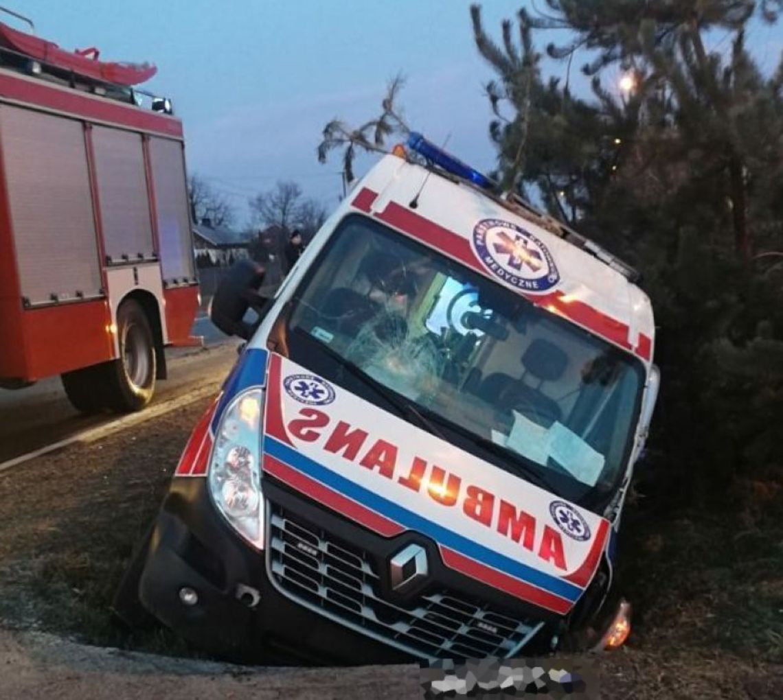 Nudził się w kolejce do badań, więc ukradł karetkę. Był pijany i wjechał ambulansem do rowu