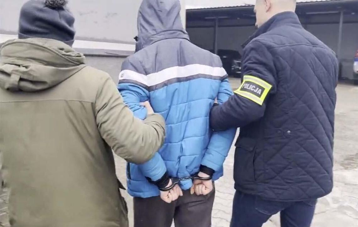 O 13 jeszcze spał, ale policjanci zrobili mu pobudkę. Potem weszli z psem i znaleźli narkotyki O 13 jeszcze spał, ale policjanci zrobili mu pobudkę. Potem weszli z psem i znaleźli narkotyki