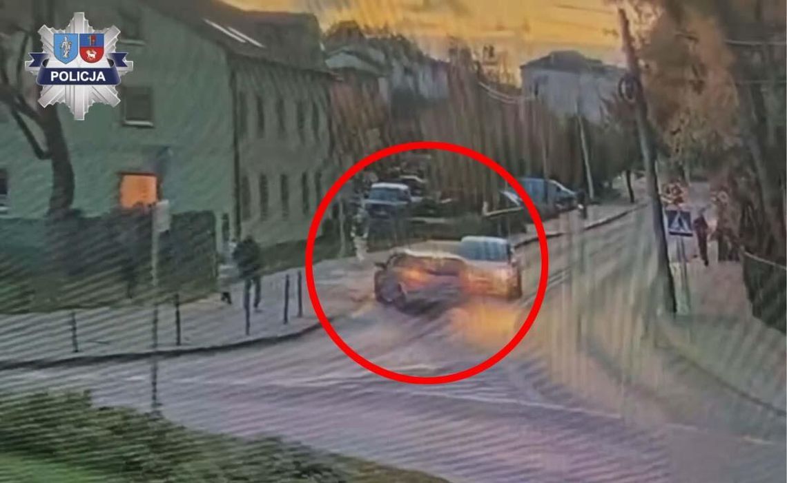 O centymetry minął dziecko na hulajnodze. Opel przebił ogrodzenie i spadł z wiaduktu O centymetry minął dziecko na hulajnodze. Opel przebił ogrodzenie i spadł z wiaduktu