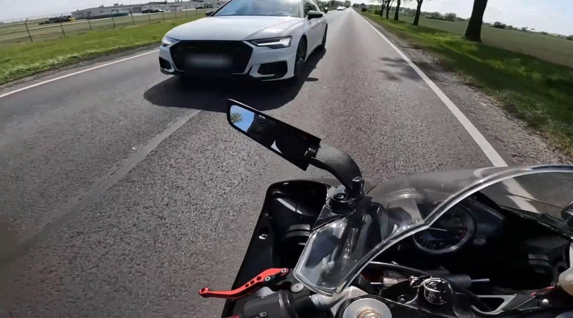 O włos od czołówki. Kierowca audi wyprzedzał na trzeciego. WIDEO z kamerki na kasku motocyklisty