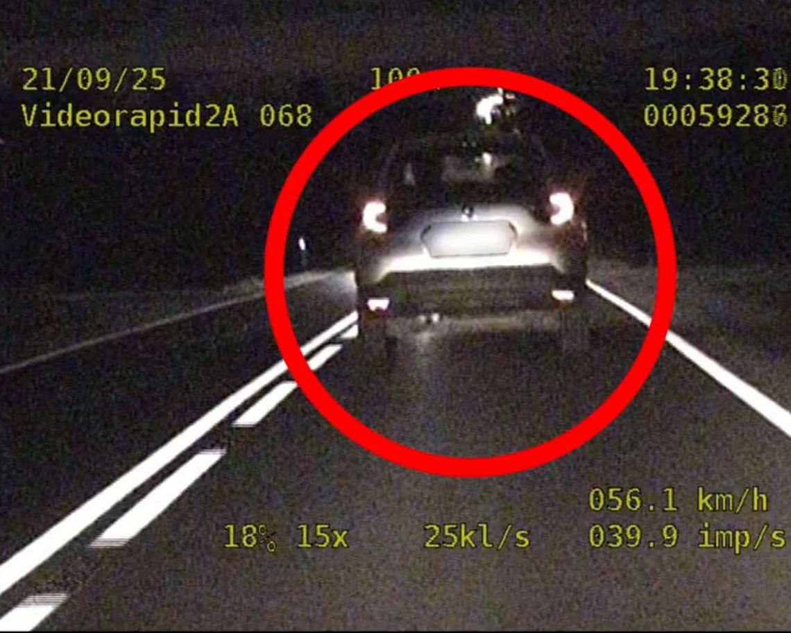 O włos od czołówki podczas wyprzedzania. Policja jechała tuż za nim