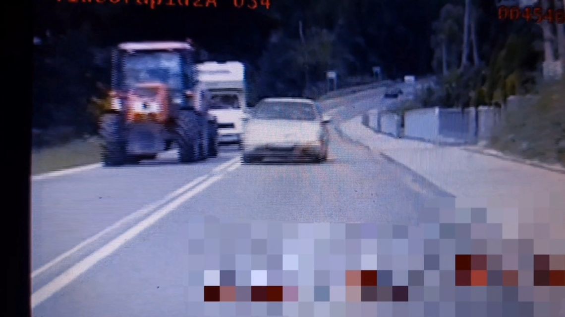 O włos od czołówki z radiowozem. Policjanci zatrzymali prawo jazdy kierowcy Hondy [WIDEO]