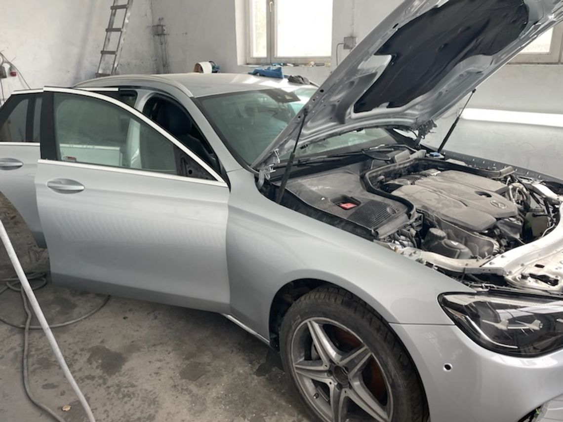 Obcokrajowcy kradli luksusowe auta i sprowadzali je do Polski. Rozbity gang złodziei samochodów