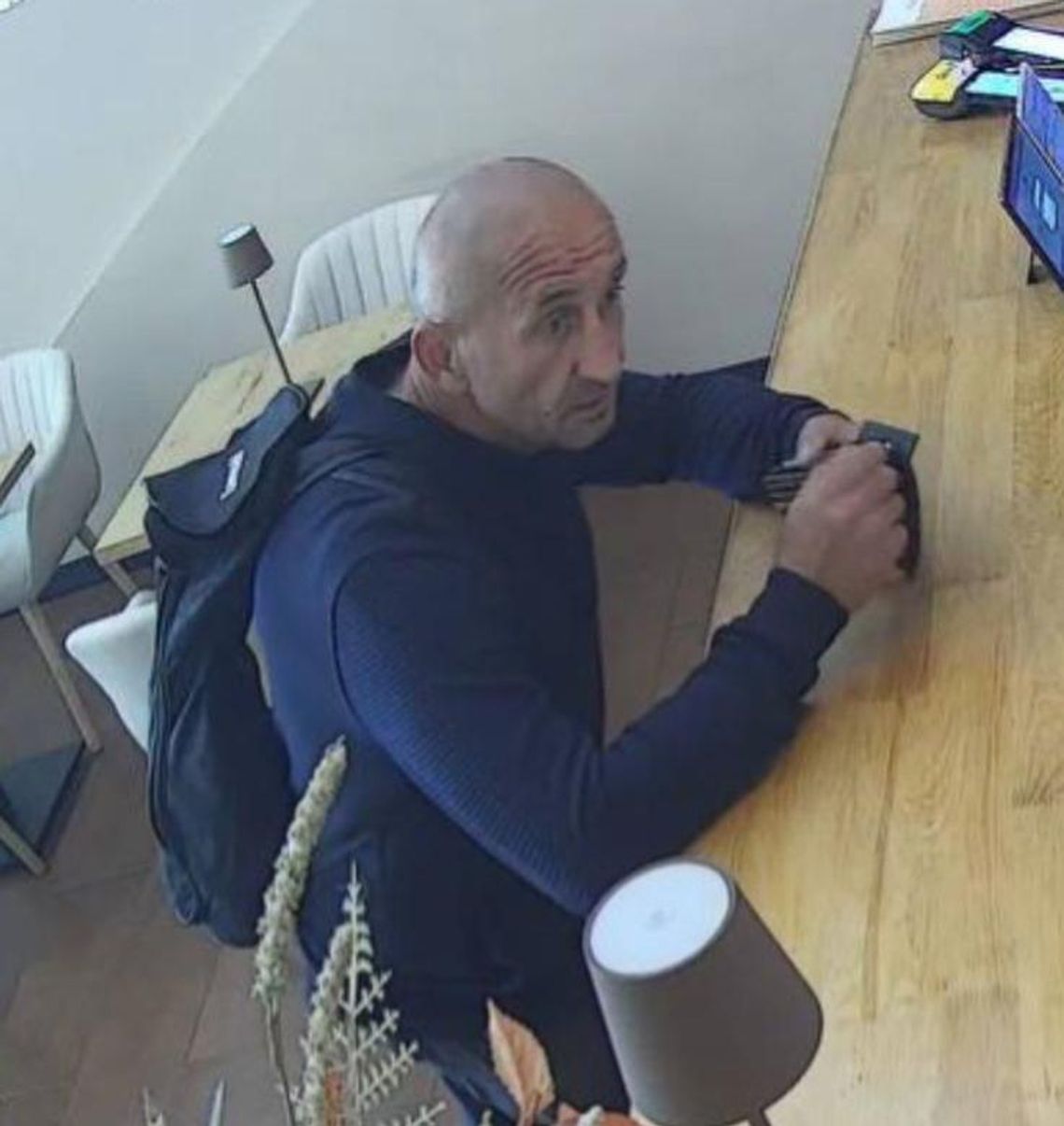 Oblał drzwi do restauracji cuchnącą substancją. Policja publikuje wizerunek sprawcy i prosi o pomoc Oblał drzwi do restauracji cuchnącą substancją. Policja publikuje wizerunek sprawcy i prosi o pomoc