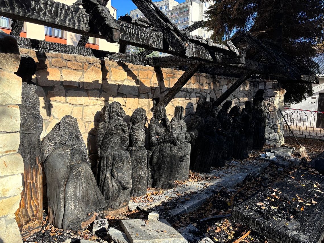 Oblali kapliczkę benzyną i podpalili. Spłonęła doszczętnie. Policja ma sprawców Oblali kapliczkę benzyną i podpalili. Spłonęła doszczętnie. Policja ma sprawców