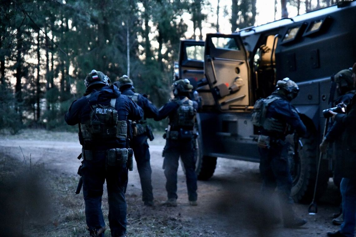 Obława na handlarzy bronią. Antyterroryści weszli w jednym czasie pod wiele adresów [WIDEO]