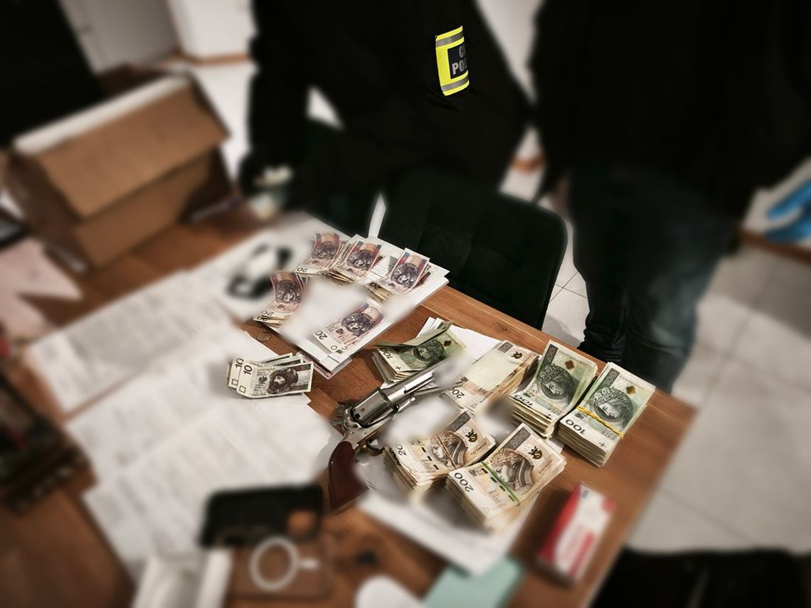 Obława na internetowych dilerów. Narkotykowy gang rozbity przez biuro zwalczania cyberprzestępczości