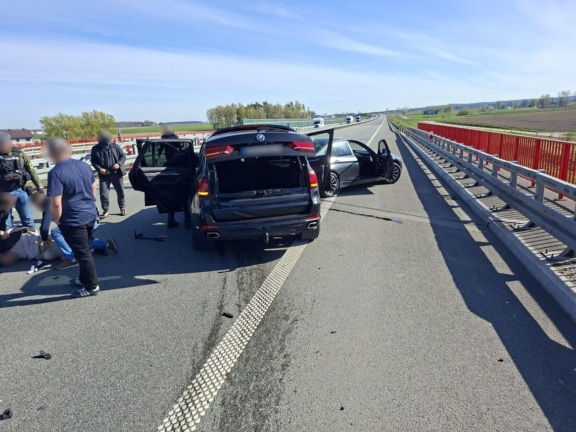 Obława na S61. Rozbito gang złodziei samochodów, ranni policjanci i odzyskane luksusowe auta