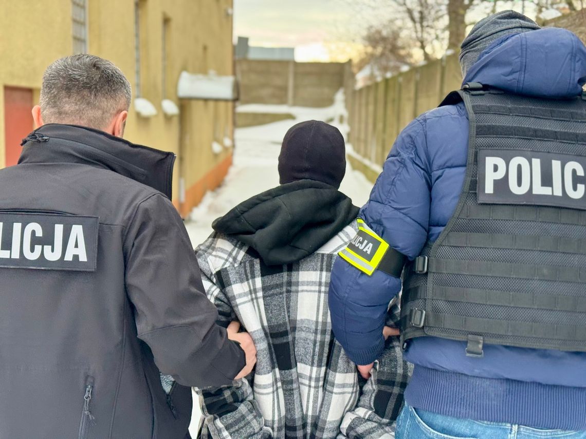 Obnażał się i onanizował na ulicy. 47-latek przymusowo wydalony z Polski, ma zakaz powrotu na 10 lat Obnażał się i onanizował na ulicy. 47-latek przymusowo wydalony z Polski, ma zakaz powrotu na 10 lat