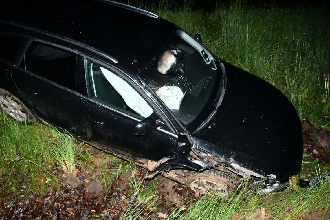 Pijana para wracała z imprezy. Auto rozbiło się w rowie, kobieta trafiła do szpitala