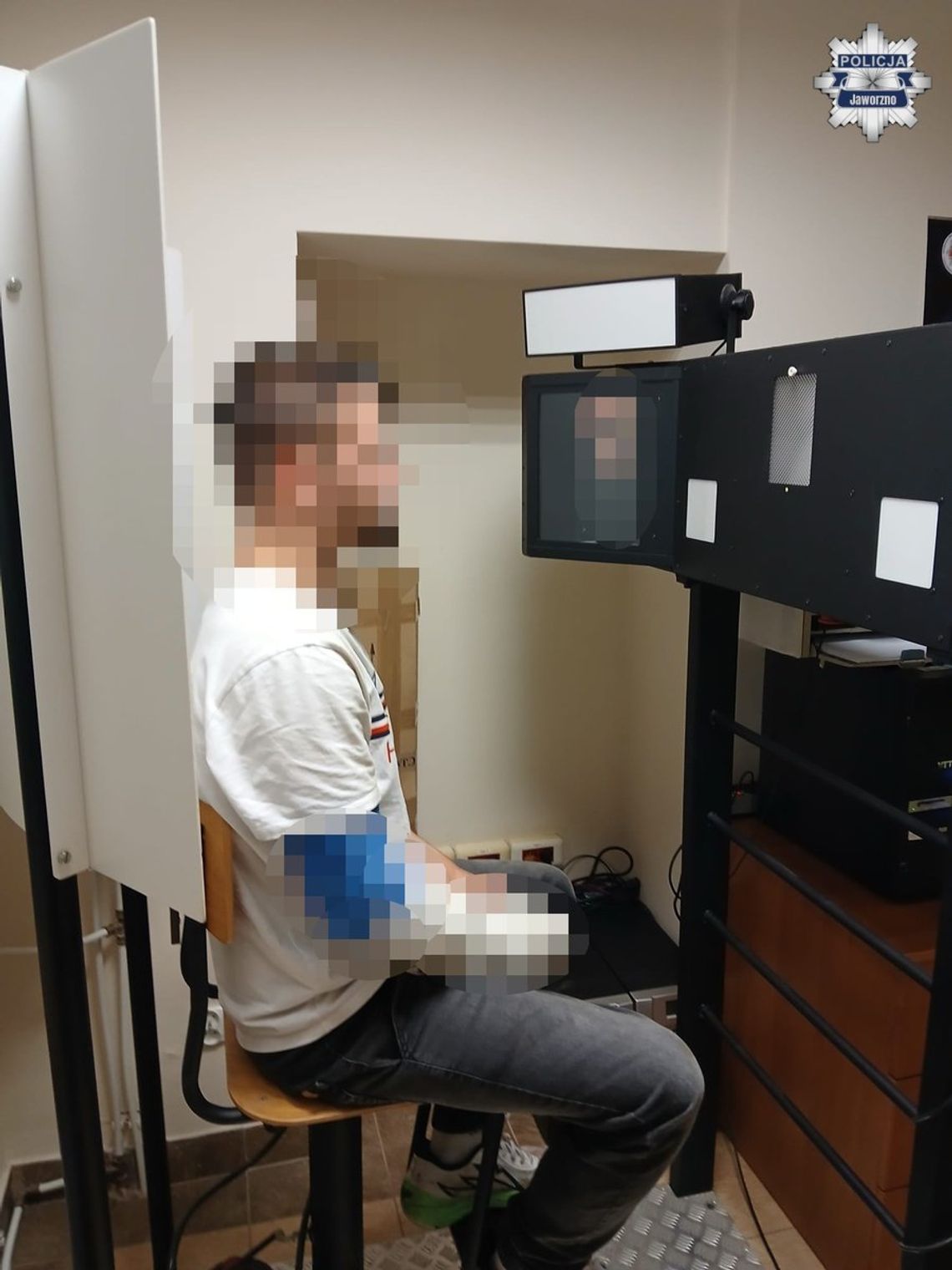 Obrzydliwe zachowanie wandala. Zrobił demolkę na ulicy i wysmarował odchodami sklep i paczkomat