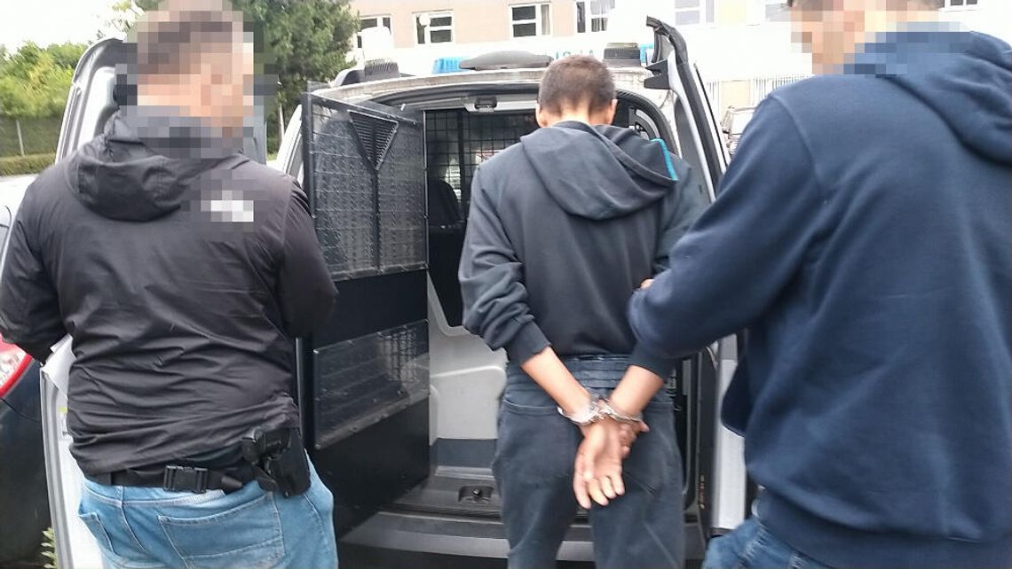 Obserwował kobiety w autobusach, nagle je napadał i zrywał biżuterię. 45-letni złodziej zatrzymany