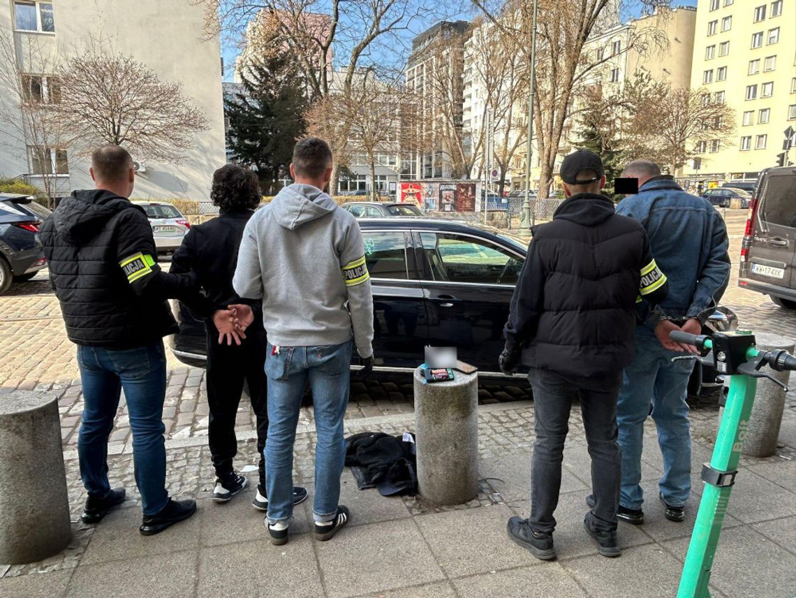 Obserwowani przez policję Gruzini włamali się do samochodu. Zostali złapani na gorącym uczynku