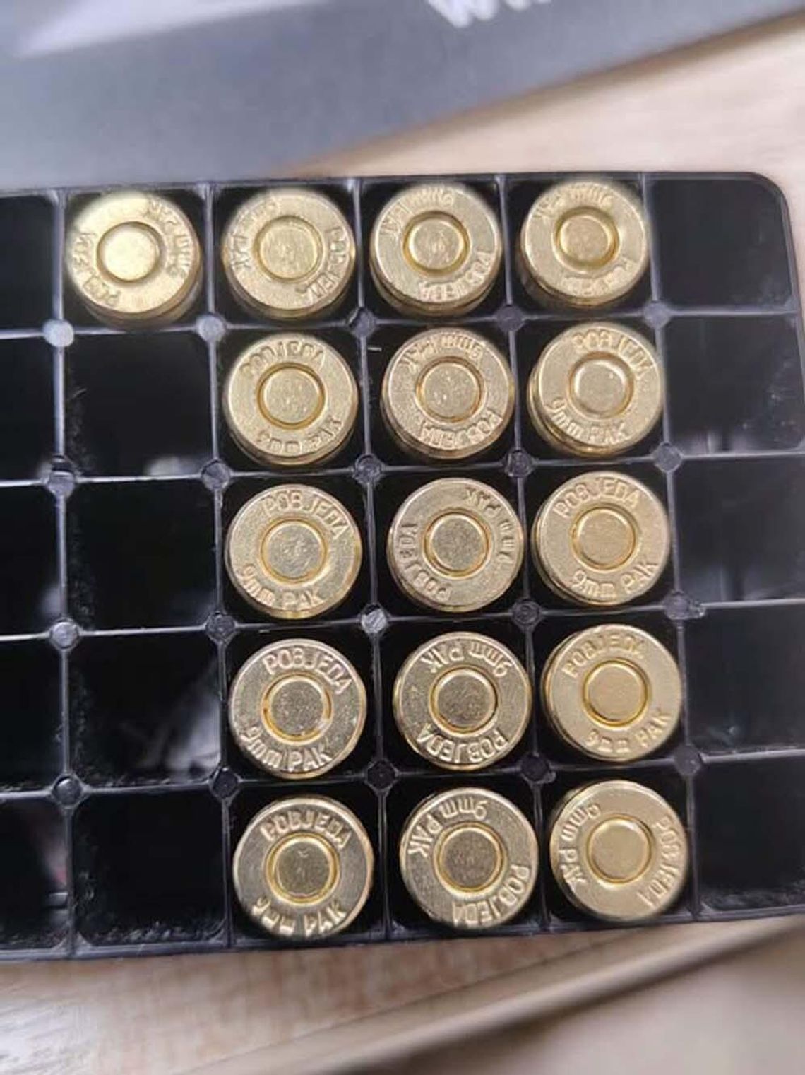 Obserwowany przez policję mężczyzna zatrzymany na ulicy. W torbie miał sztylet z zakazaną symboliką i amunicję Obserwowany przez policję mężczyzna zatrzymany na ulicy. W torbie miał sztylet z zakazaną symboliką i amunicję